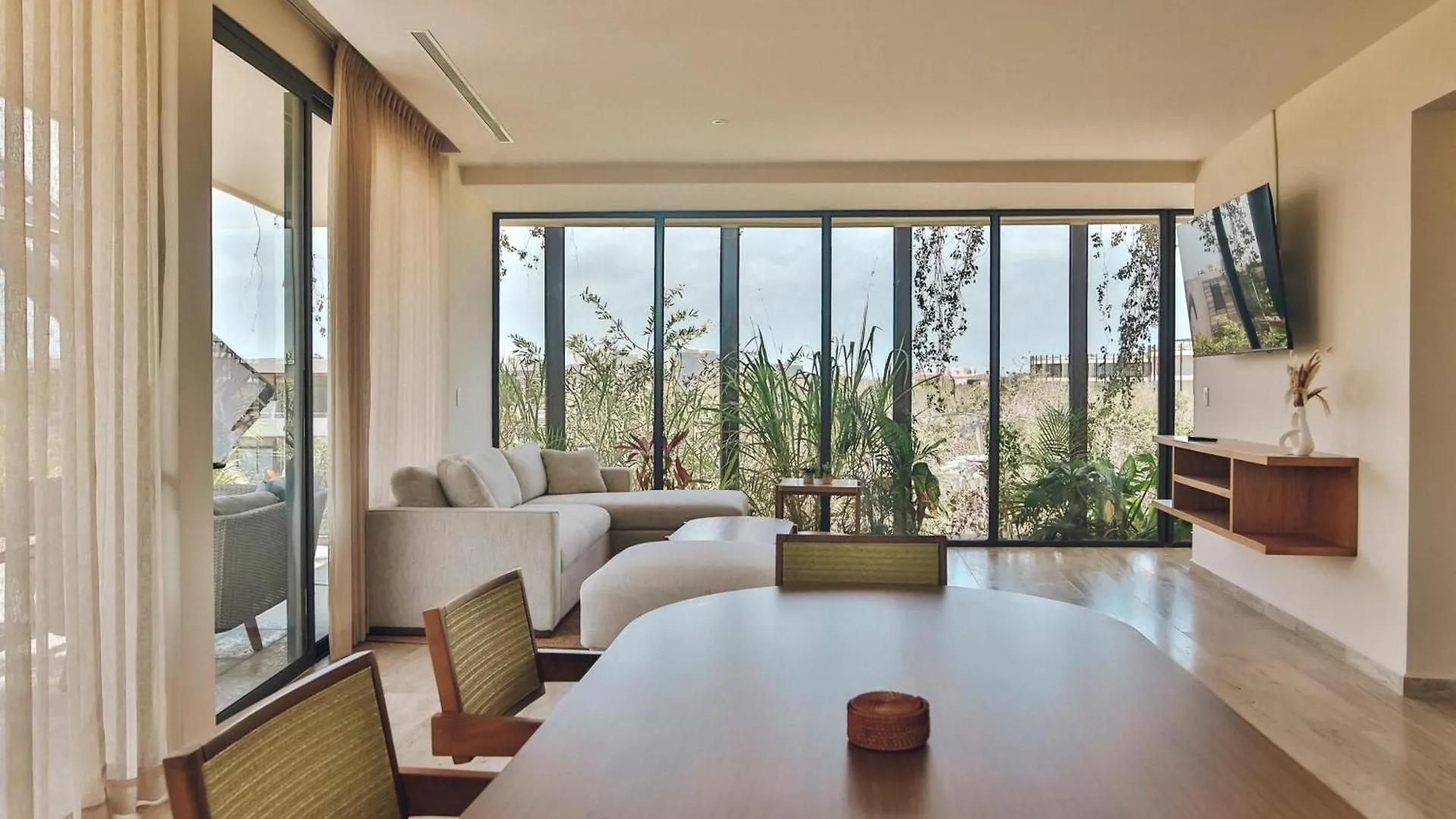 Lux Apartment Free Beach Shuttle,Gym,Private Pool location